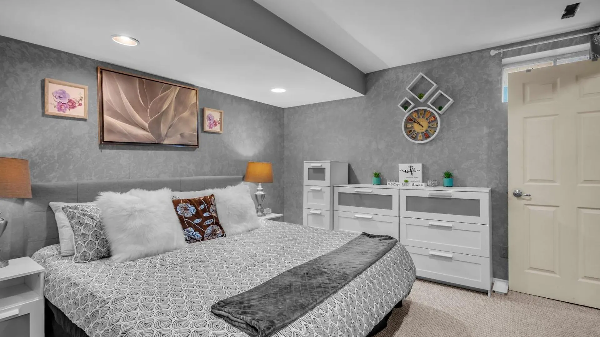 33 Executive Home, Ac, Airport Calgary 0*,  Canada